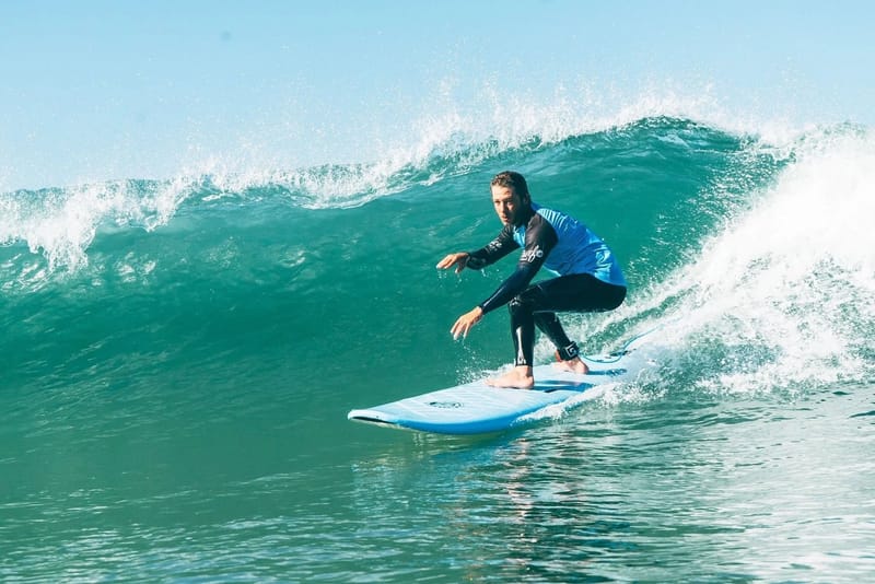 Intermediate surfing Surfin