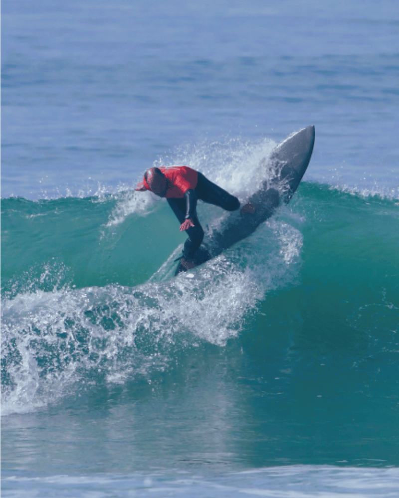Mauro surfing a wave at Costa da Caparica