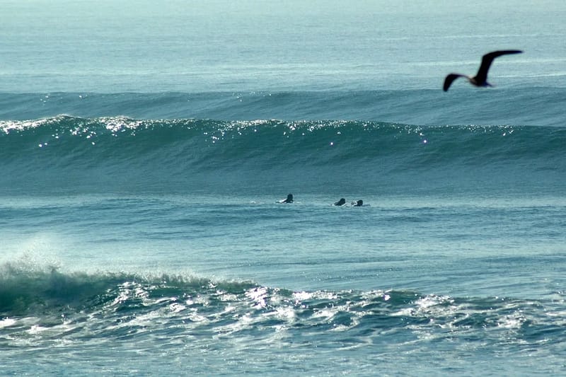 Ocean waves at São João da Caparica